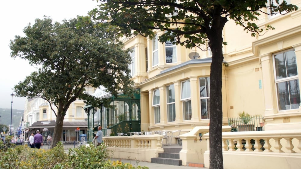 The Broadway Hotel 66/69