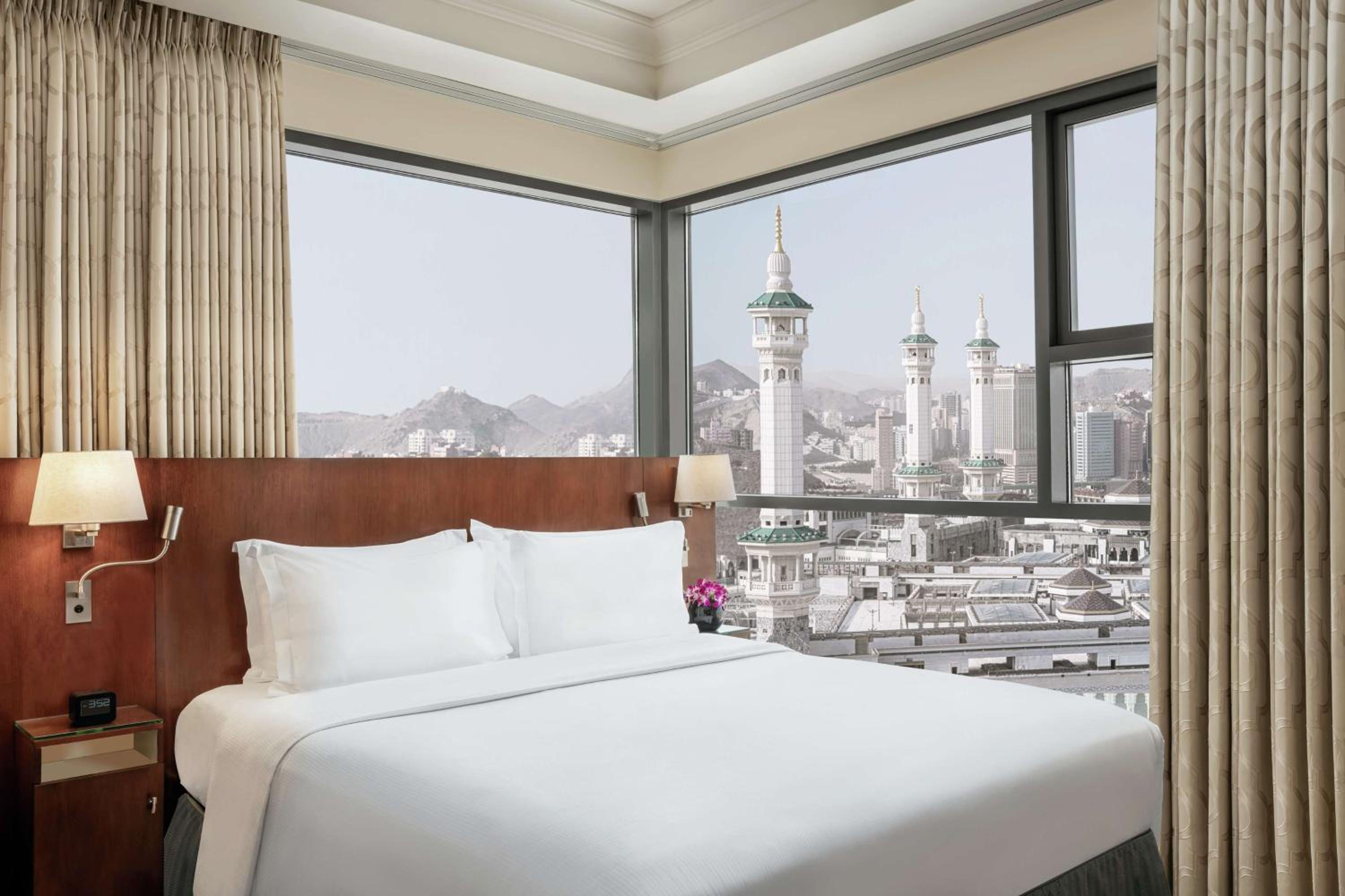 Junior Suite, King Bed, Partial Kaaba View, Sofa