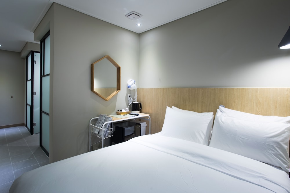 Shinchon Touch Hotel 13/24