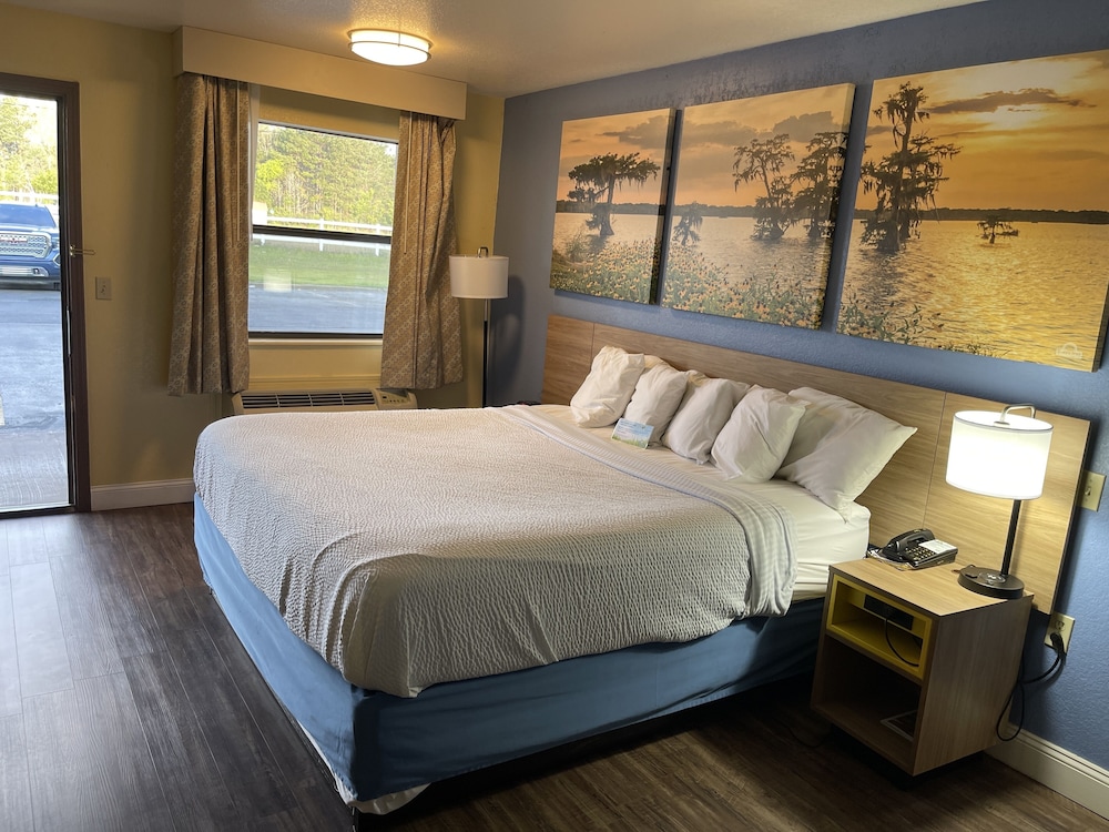 Exterior, Standard, King Bed