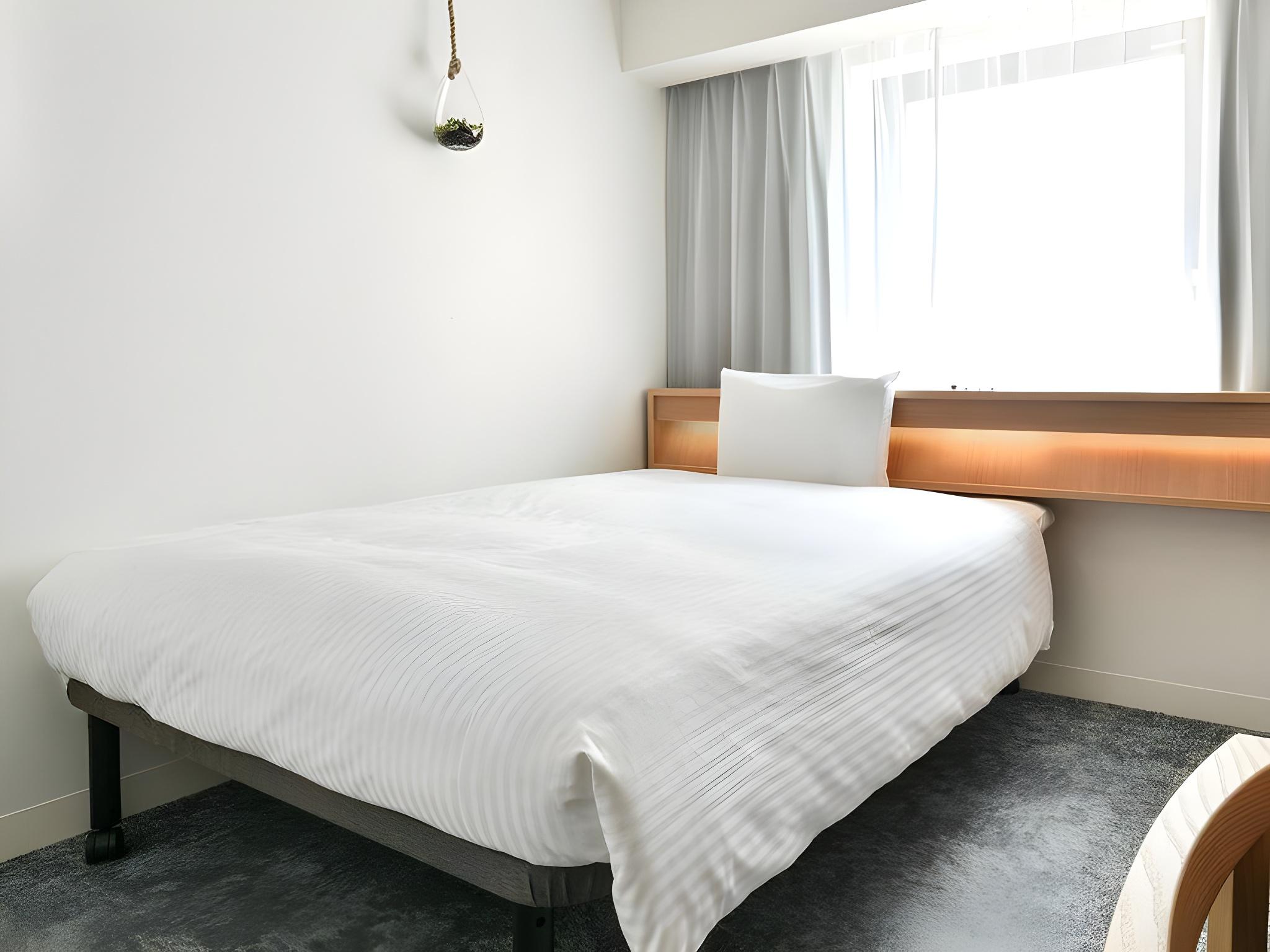 ROOM, SINGLE