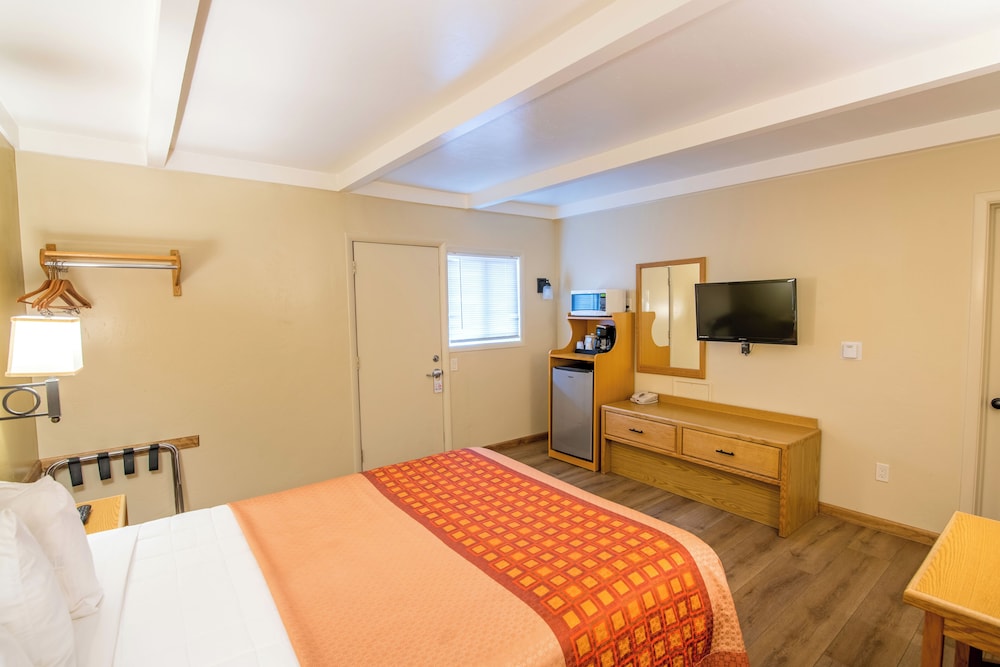 STANDARD, QUEEN BED