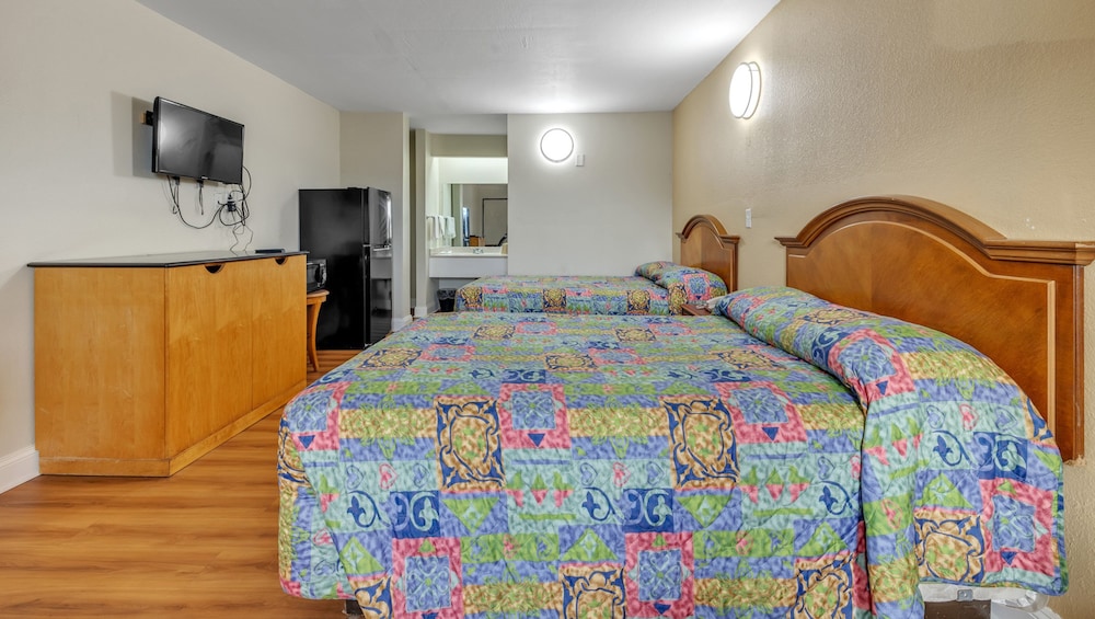 Studios And Suites 4 Less Emporia 20/50