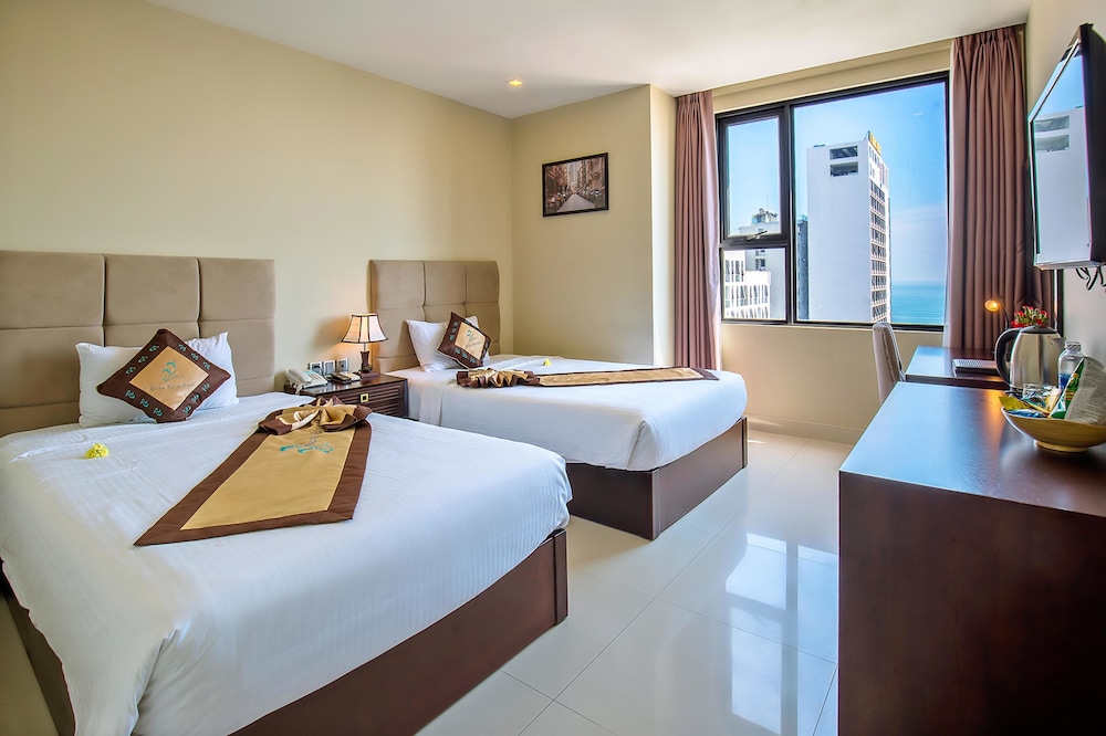 DELUXE, SINGLE, 2 DOUBLE BEDS, SEA VIEW