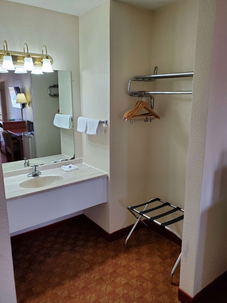 Red Roof Inn Shamrock 14/17