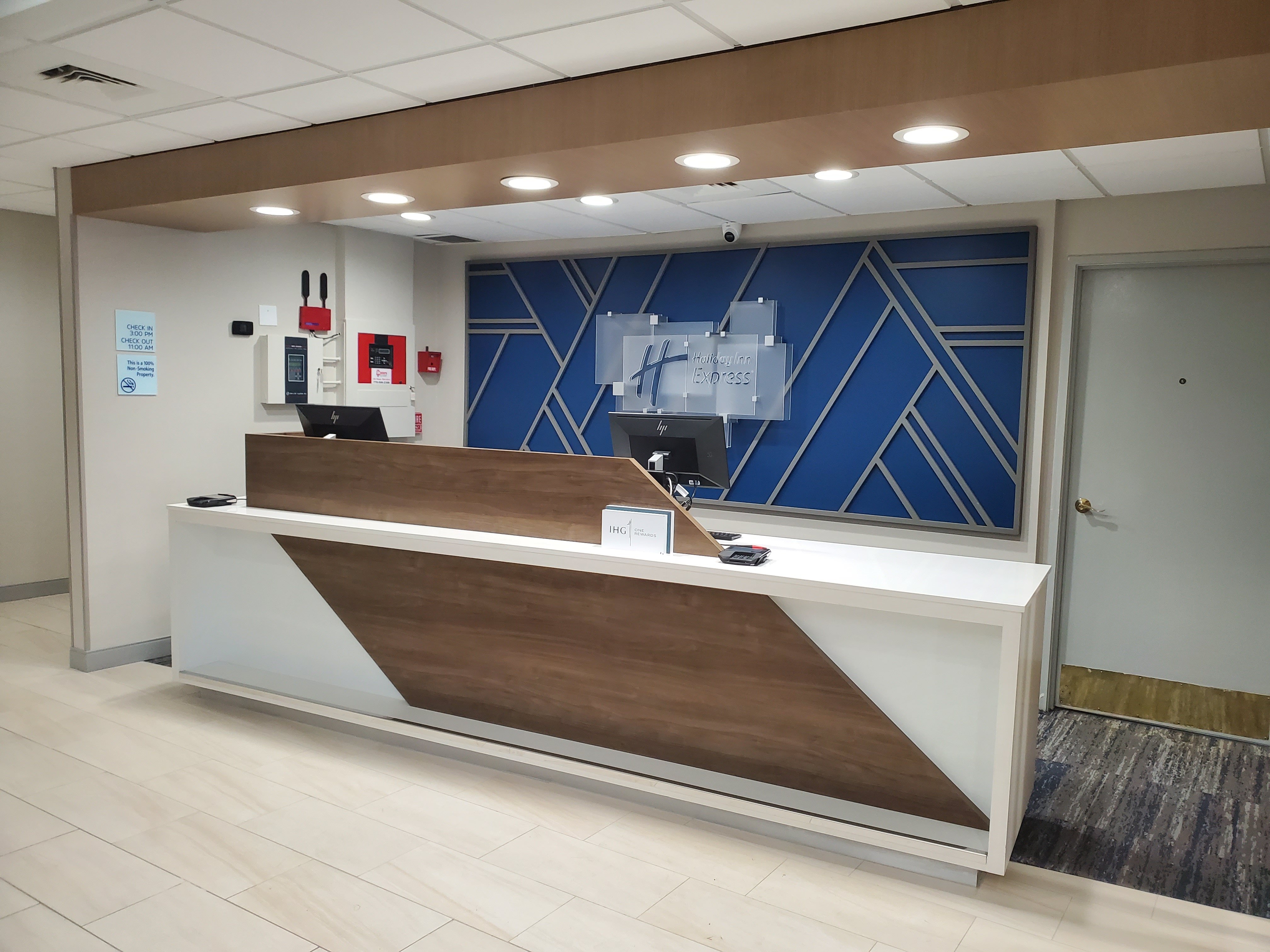 Holiday Inn Express Atlanta-Kennesaw 8/77