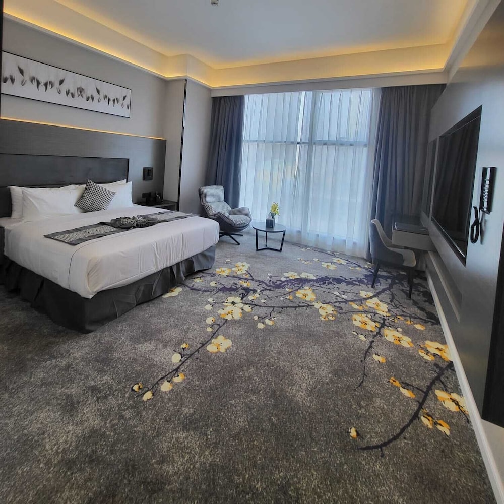 DELUXE, KING BED