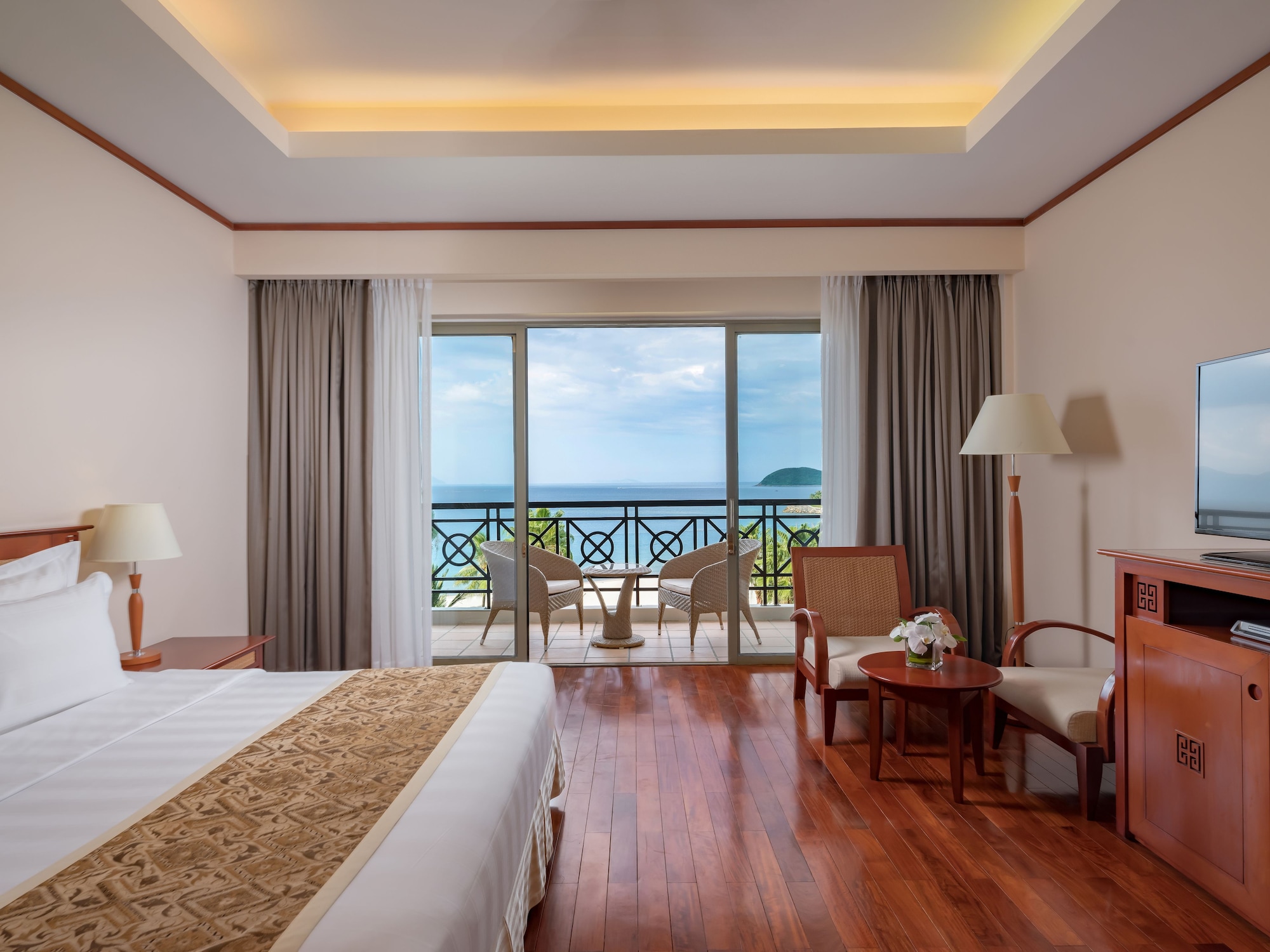 GRAND, DELUXE, DOUBLE BED, OCEAN VIEW