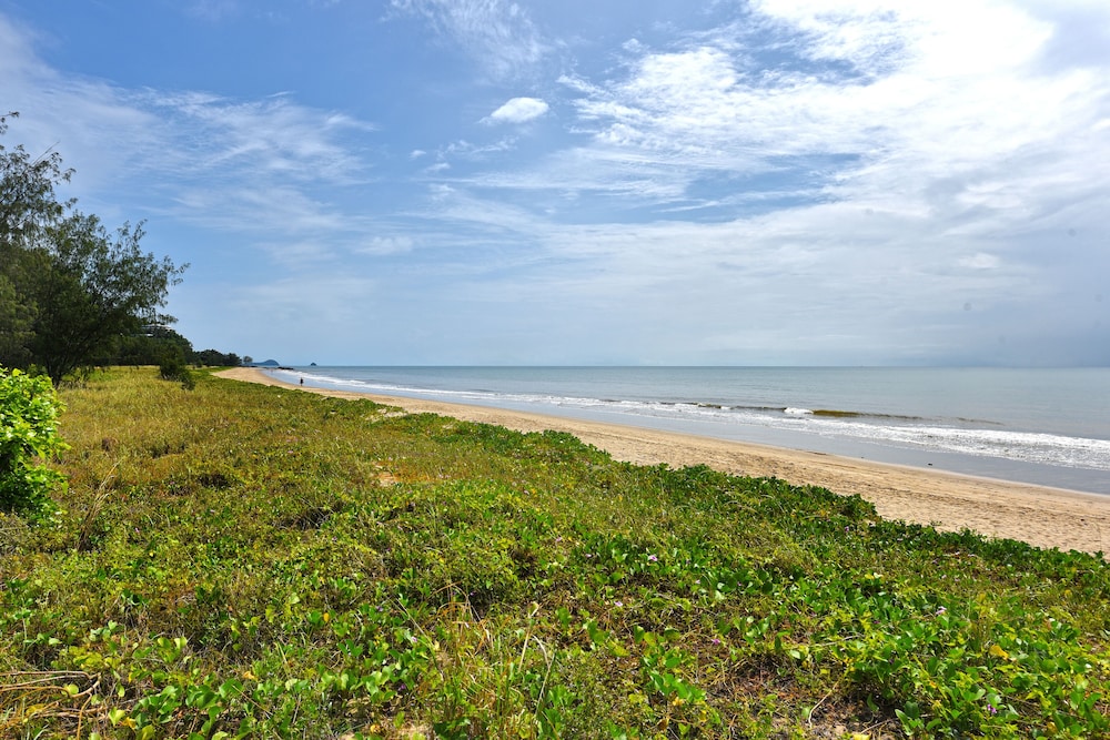 Golden Sands Beachfront Resort 52/70