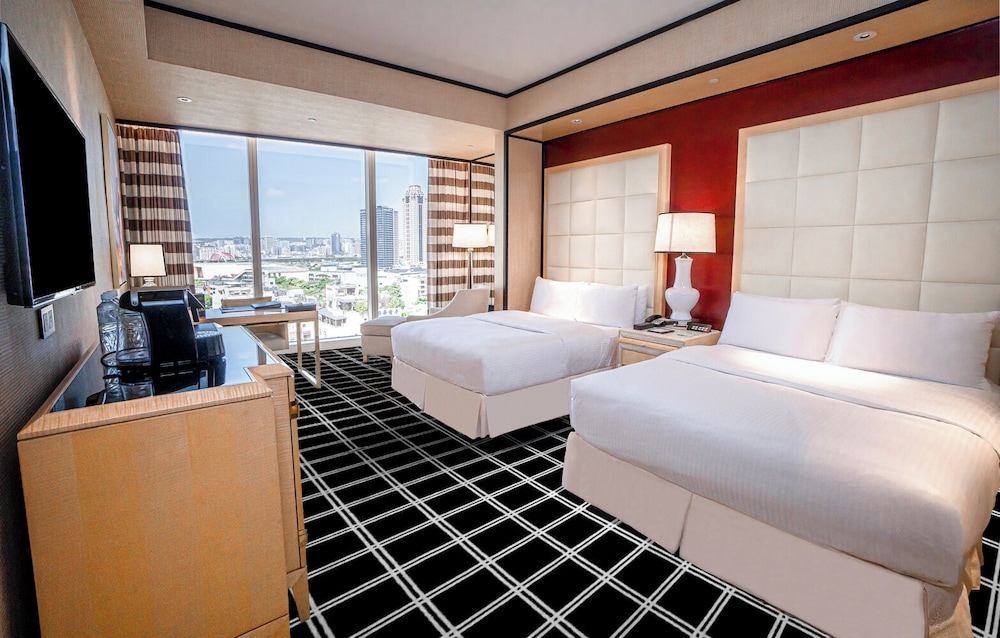 DELUXE, TRIPLE, 2 DOUBLE BEDS