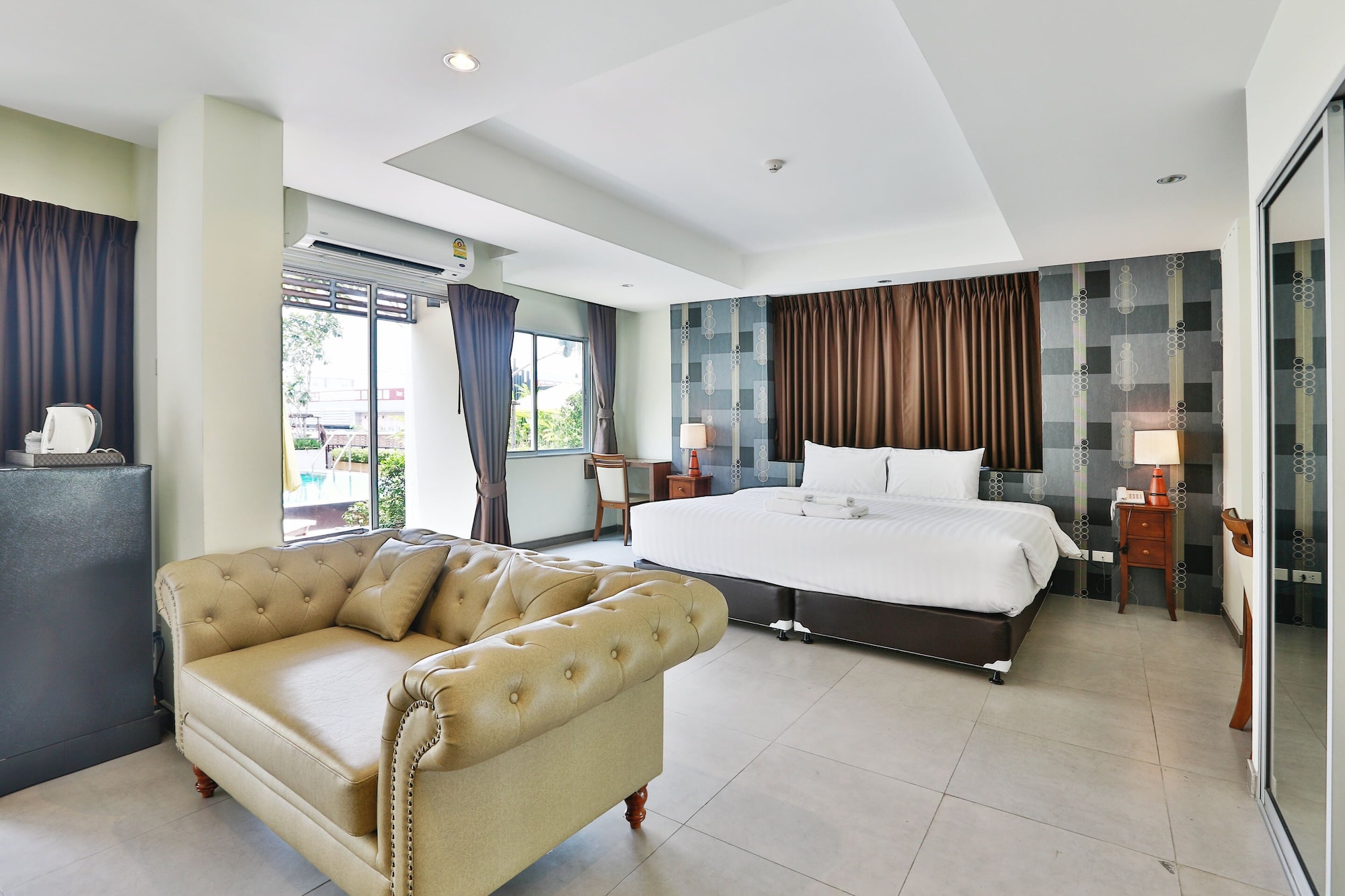 PREMIER, SUITE, POOL ACCESS