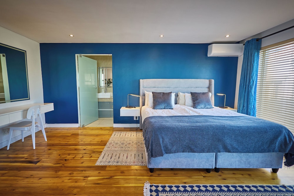 Classic, King Bed, Courtyard View