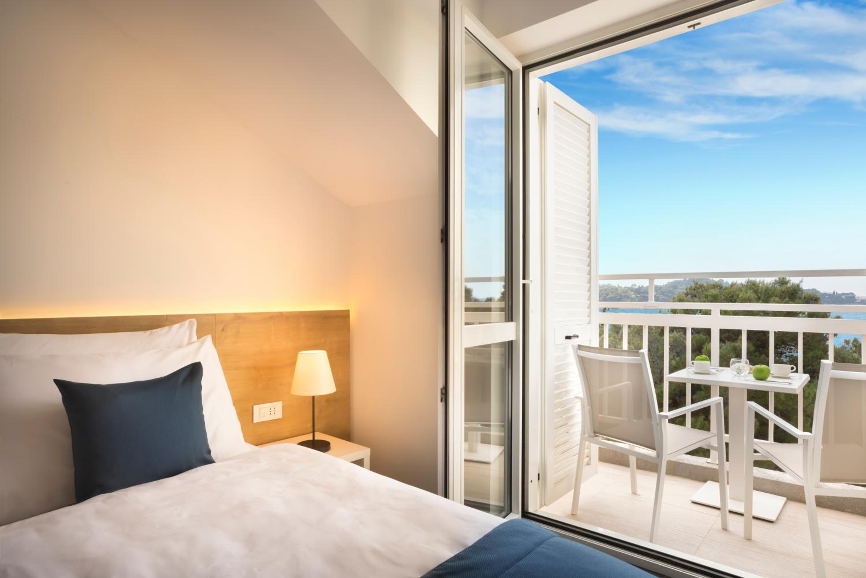 Room, Queen Bed, Lateral Side Sea View, Balcony