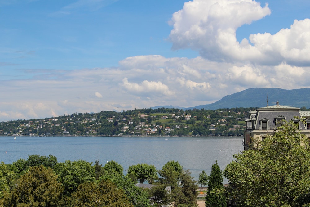 Geneva Hostel 62/70