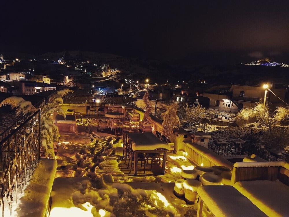 Vineyard Cave Hotel 93/98