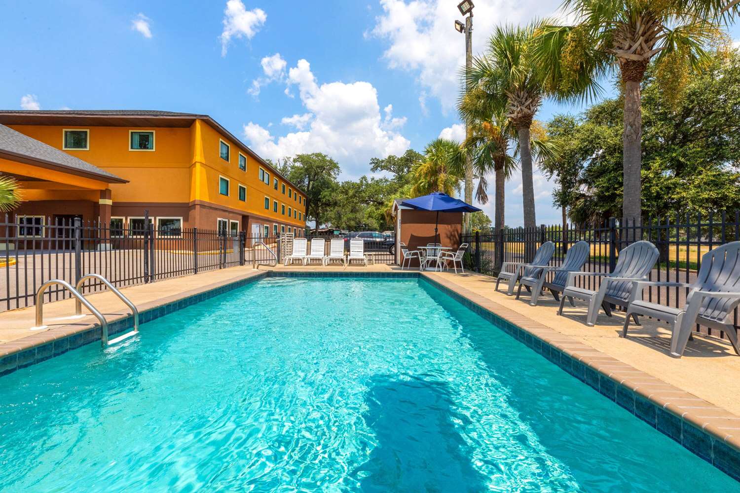 Days Inn By Wyndham Biloxi Beach 29/32