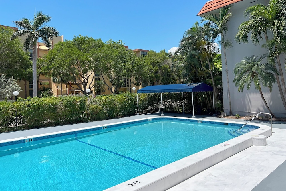 Sunny Isles Apartments 34/73