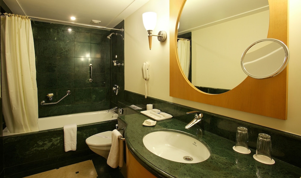 The Imperial Palace Hotel 34/70