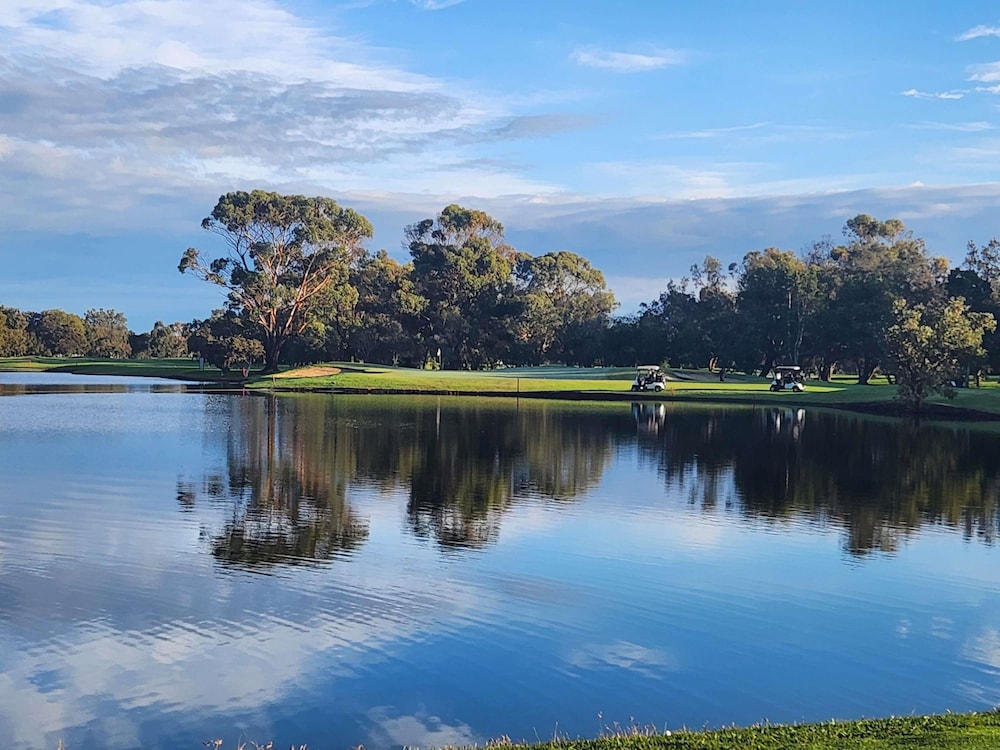 Mercure Bunbury Sanctuary Golf Resort 70/72
