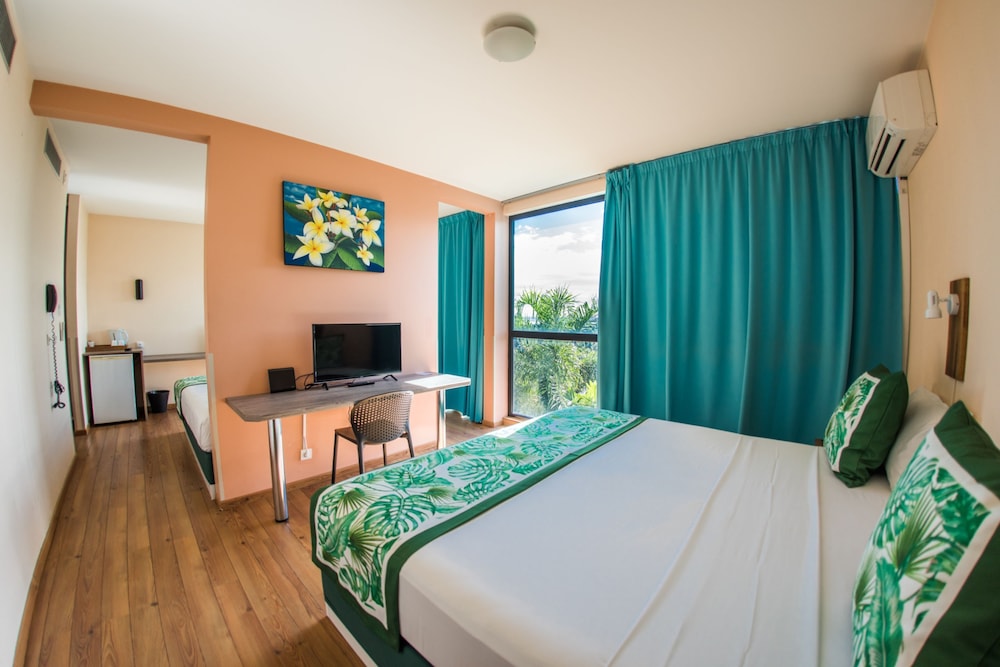 Tahiti Airport Motel 35/64