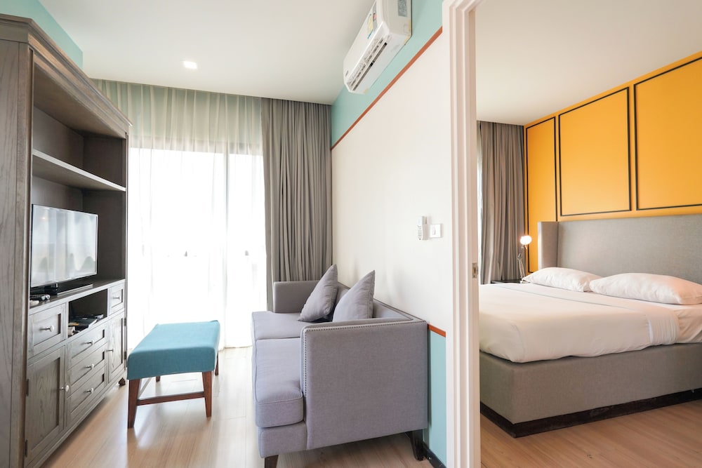 DLUX Condominium 14/44