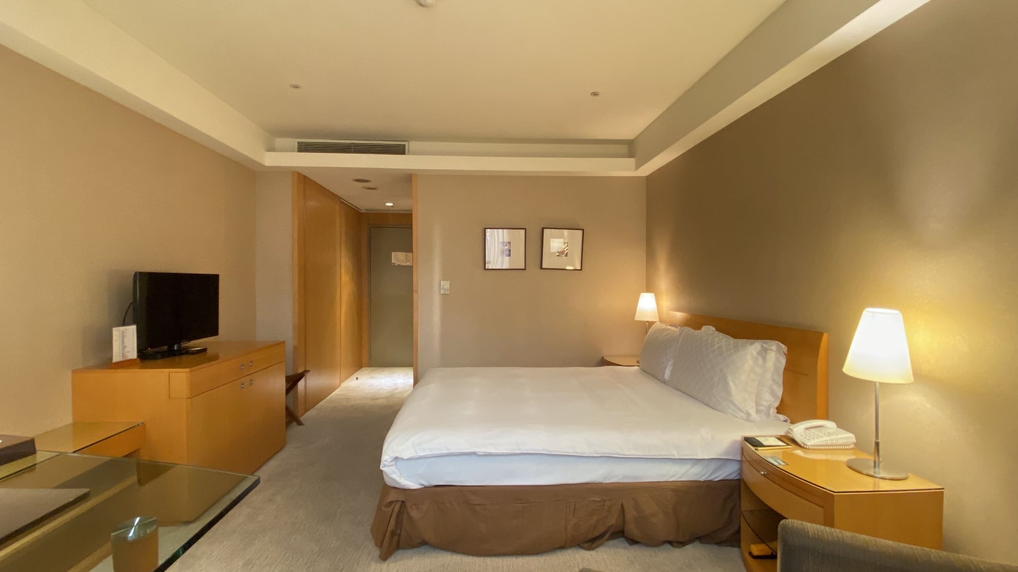 Monarch, Queen Bed