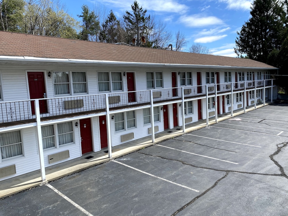 Economy Lodge 682 Main St Sturbridge 1/39