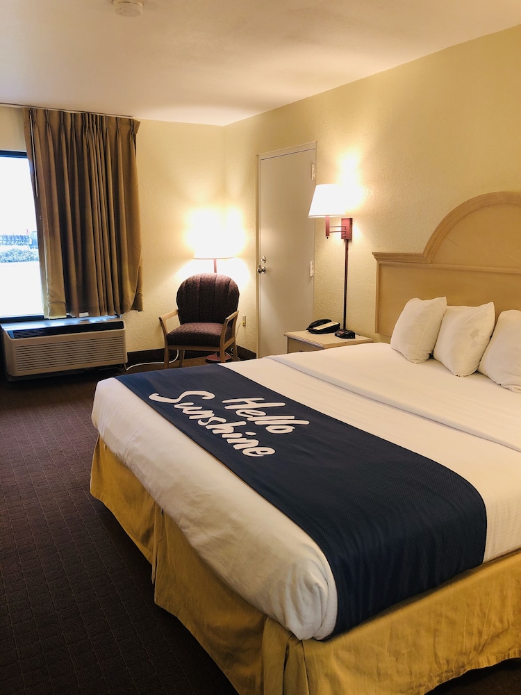 Days Inn & Suites by Wyndham Navarre - near Beaches/Hurlburt 14/27