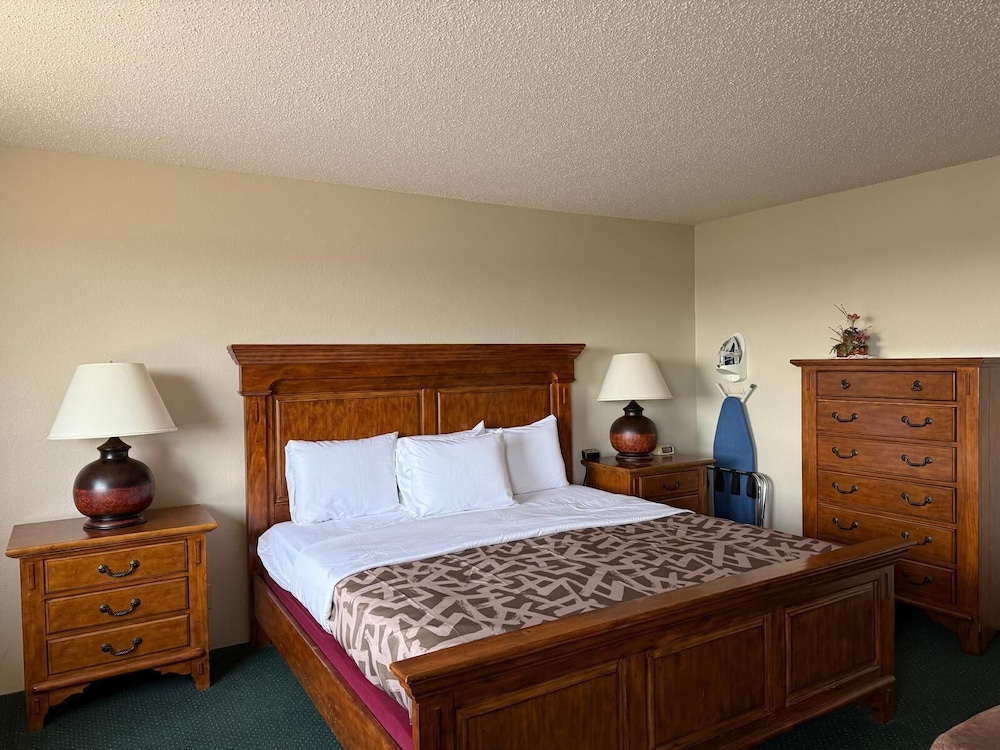Americas Best Value Inn and Suites-Cassville/Roaring River 23/42