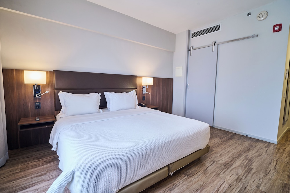 STANDARD, KING BED, ACCESSIBLE