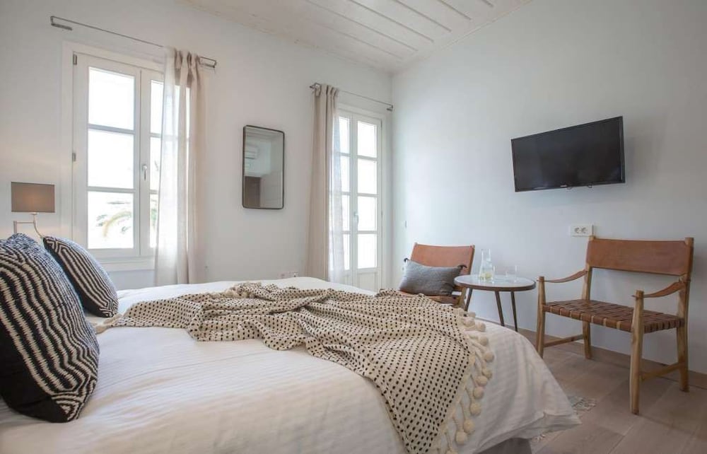 Amymone Suites 7/50