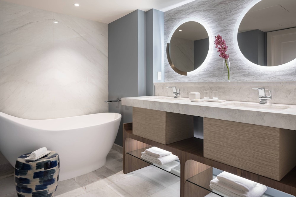 غرفة بسرير كينج بإطلالة على البحر، Ritz Carlton St Thomas 3/4