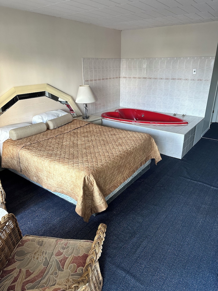 Deluxe, Suite, Queen Bed, Jetted Tub