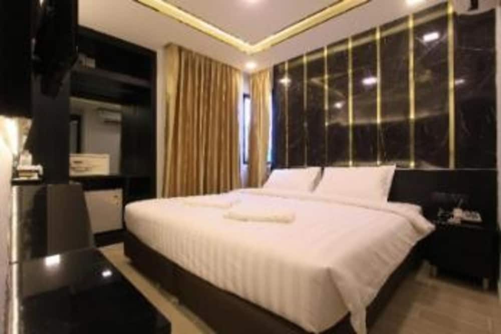 DELUXE, DOUBLE BED, BATHTUB