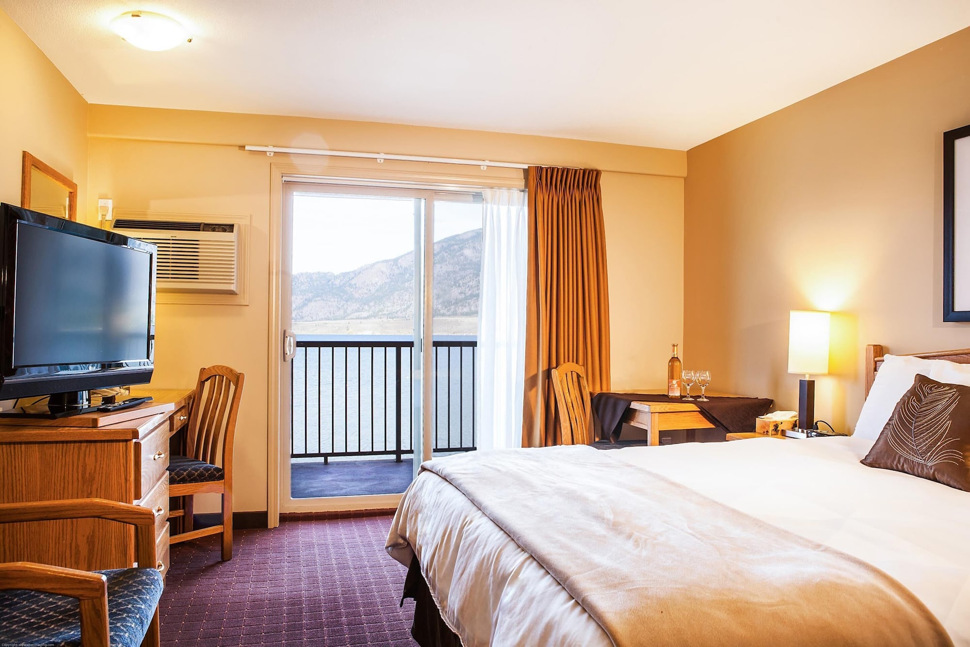 Coast, Comfort, Queen Bed, City View
