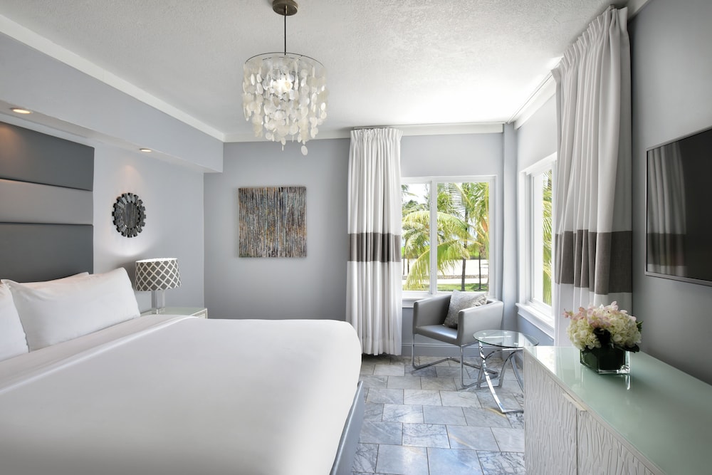 SUITE, KING BED, OCEAN FRONT