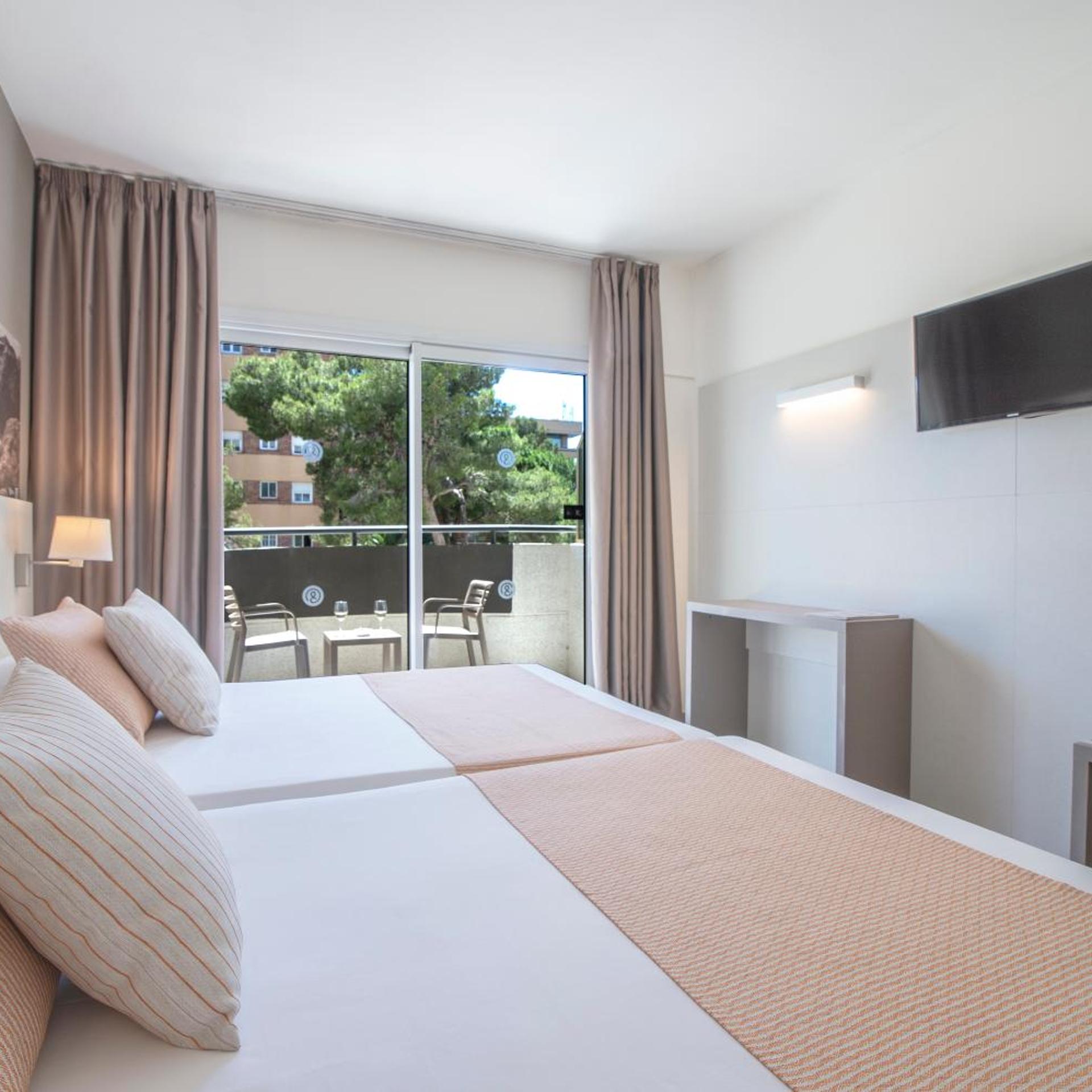 ROOM, DOUBLE BED