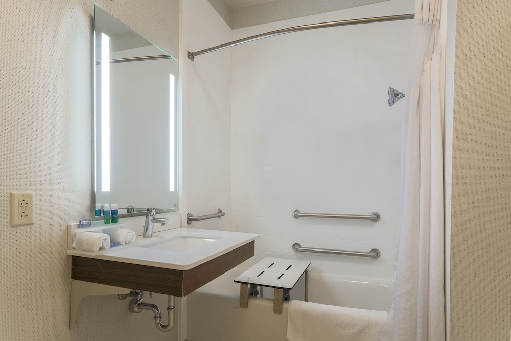 Holiday Inn Express Irondequoit 21/65