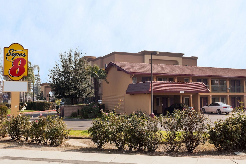 Super 8 By Wyndham Visalia 2/26