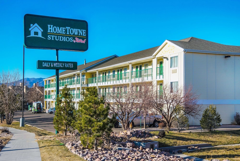 HomeTowne Studios By Red Roof Colorado Springs - Airport photo3