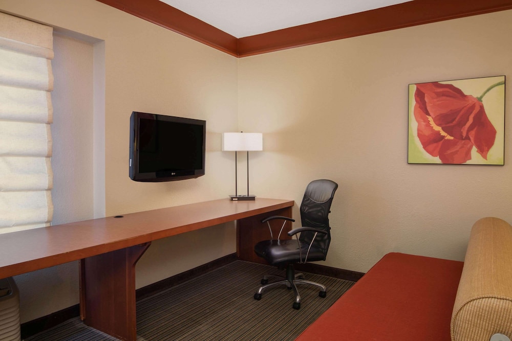 La Quinta Inn & Suites by Wyndham Atlanta Ballpark/Galleria 52/64