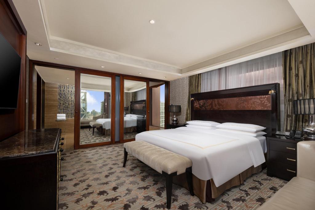 1 Bedroom, Fairmont Gold, Grand, Suite, King Bed