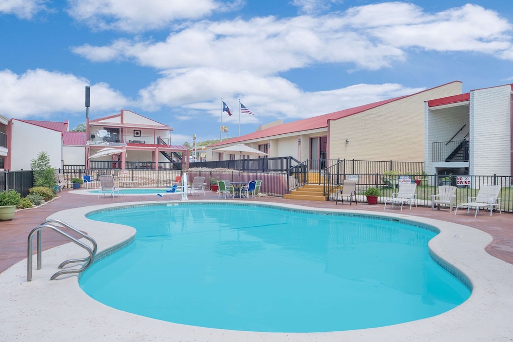 Super 8 By Wyndham Kerrville Tx 7/21
