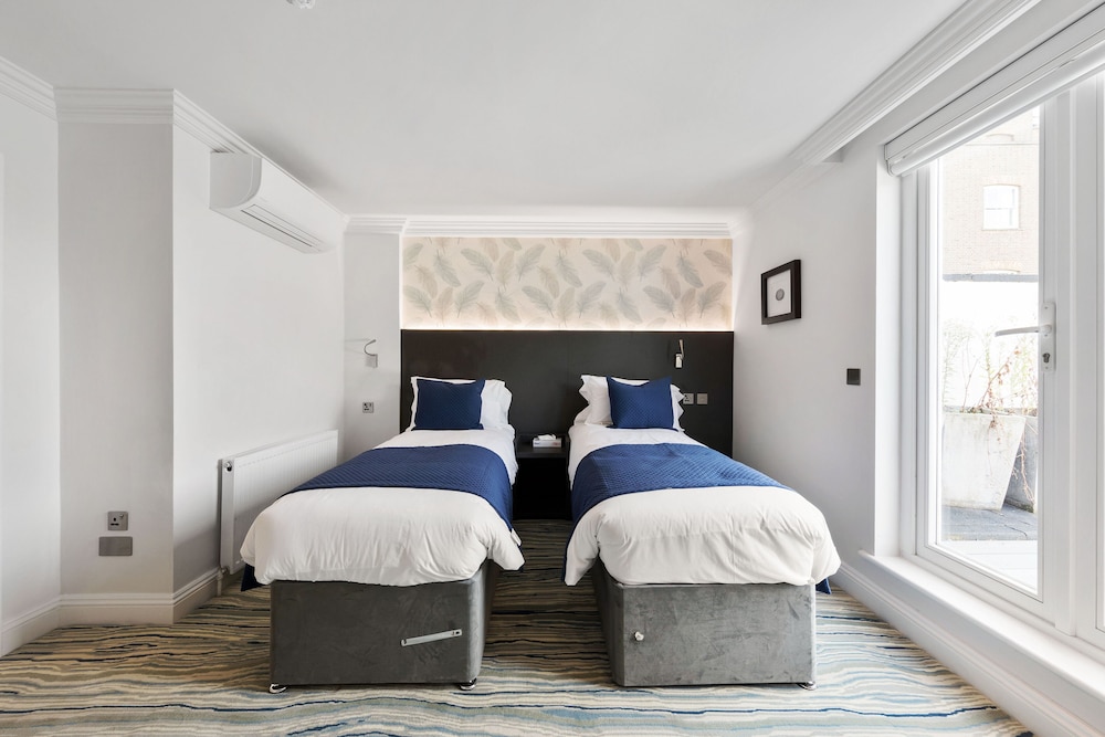 Commodore Hotel London 26/55