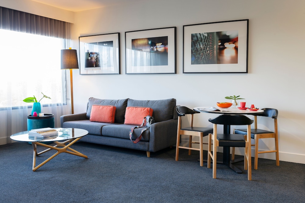 EAST HOTEL 33/60