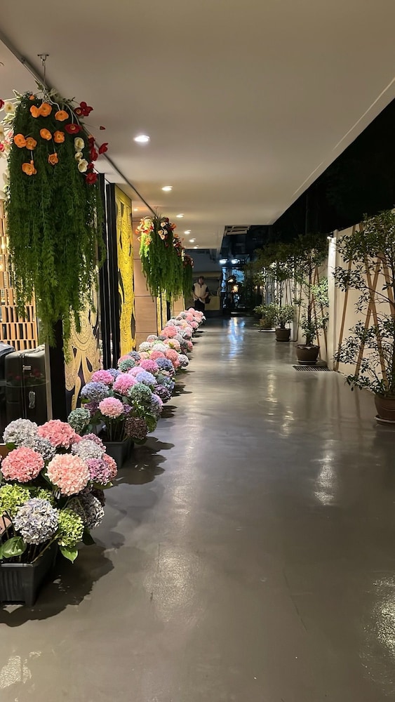 Mac Boutique Suites 62/69