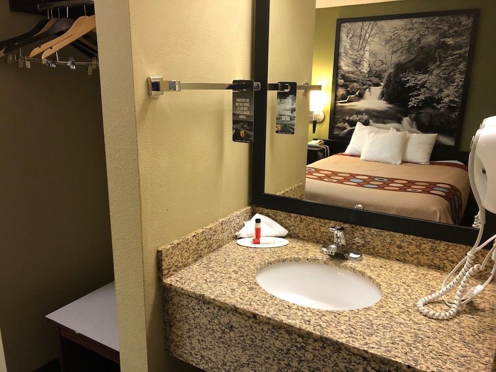 Super 8 by Wyndham LaGrande 35/36