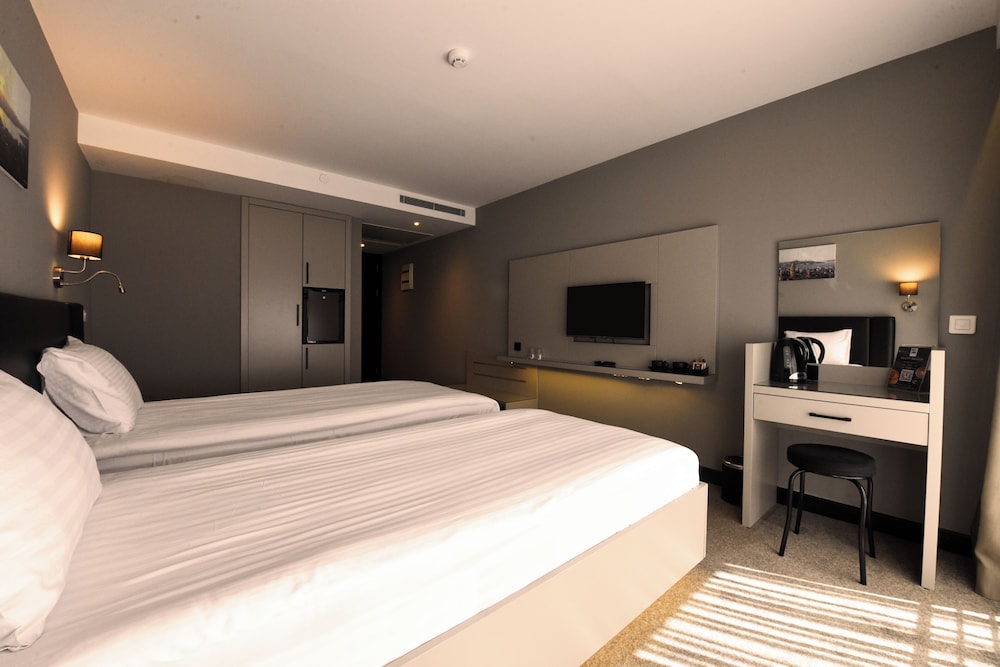 ROOM, TWIN BEDS