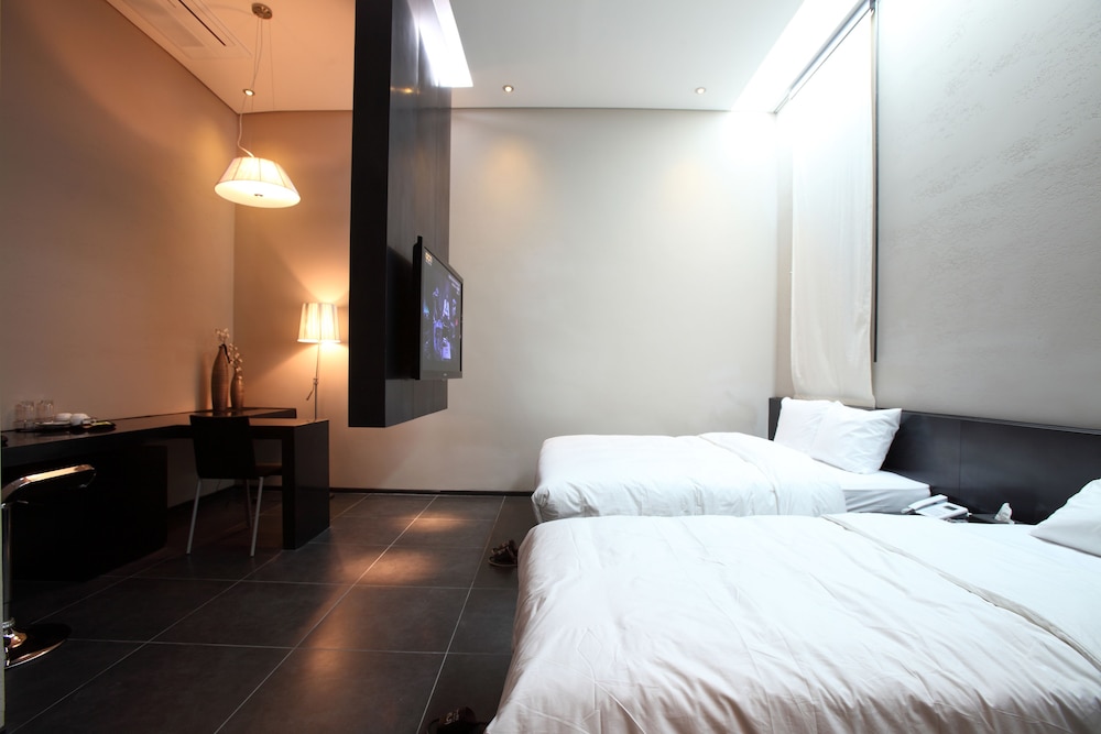 Starhills Hotel 24/74