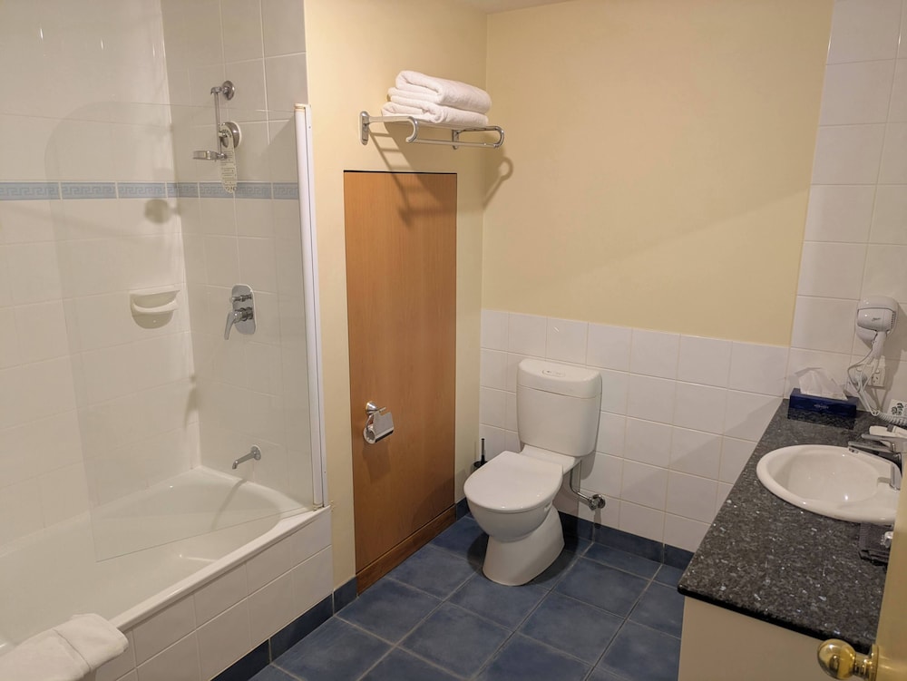 Mayfair Plaza Motel 52/53